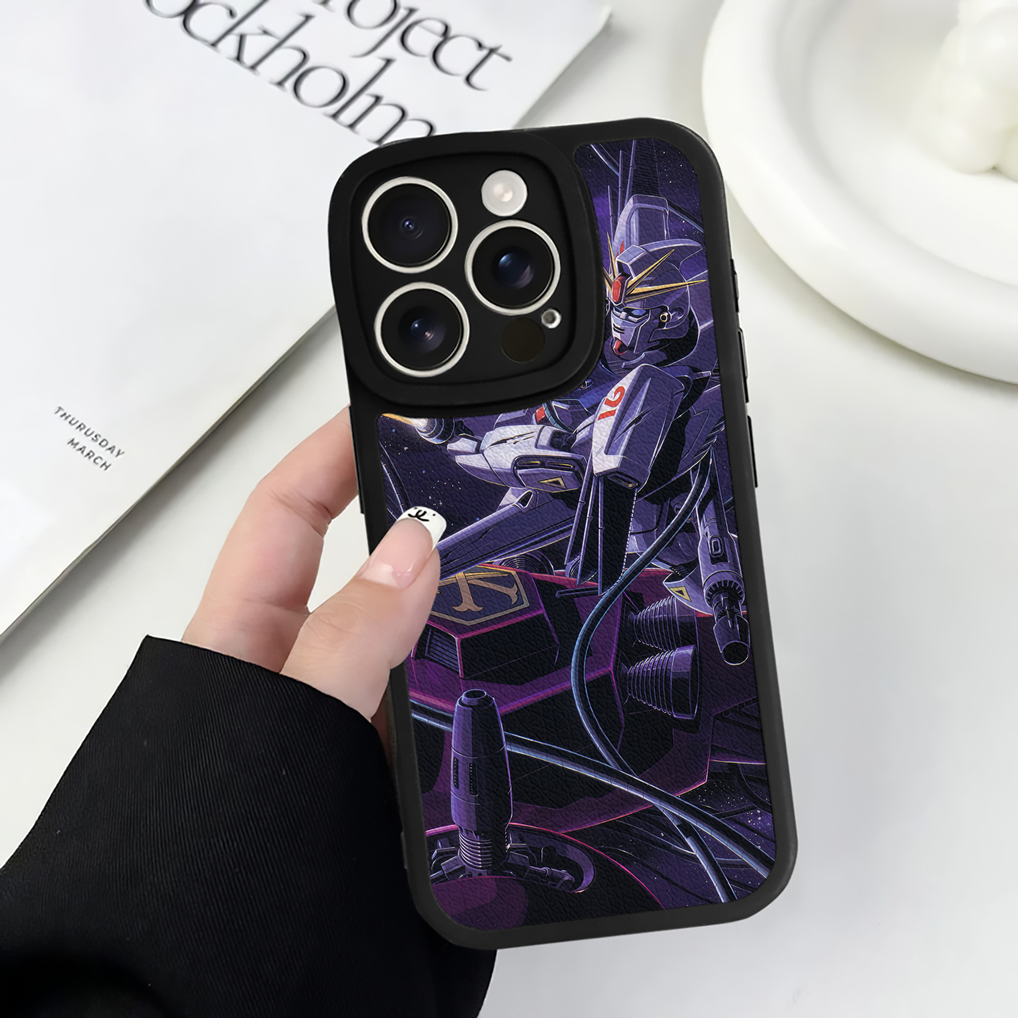 （画像用） 機動戦士ガンダム Mobile Suit Gundam 【iPhone 16シリーズ対応】シリコンスマホケース（レザー調） 材質：シリコン